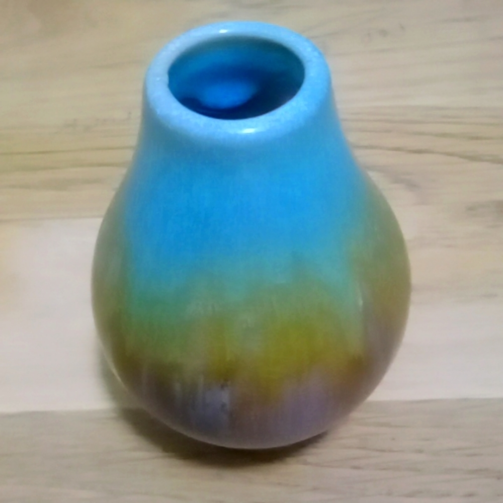 Very very nice vintage clay pot there's a beautiful blue in like a brownish